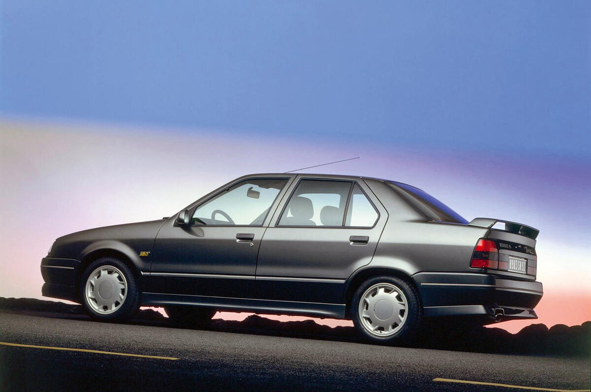 Renault 19 Chamade 16V 1990 - stationary side Renault 19 Chamade 16V 1990 - stationary side