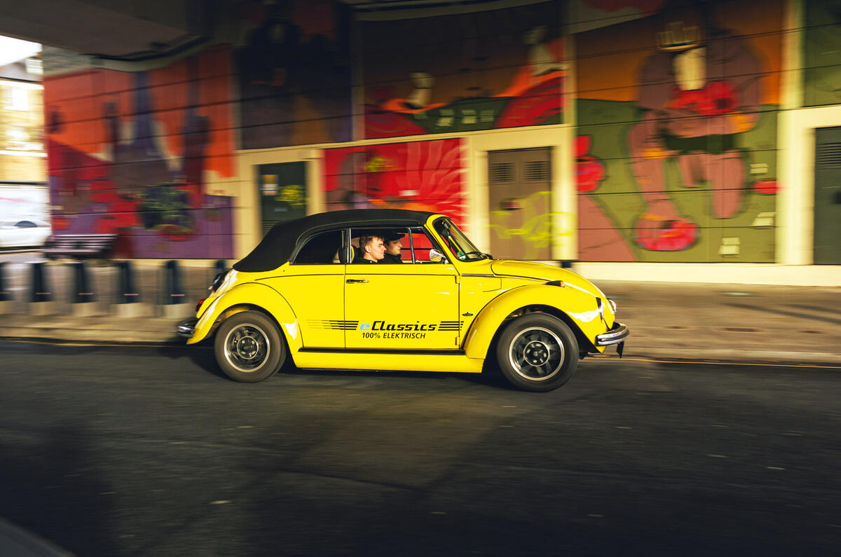 Volkswagen Beetle Bumblebee - tracking side