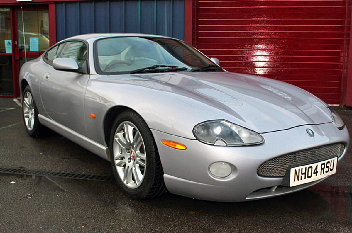 Jaguar XKR 4.2 - stationary front