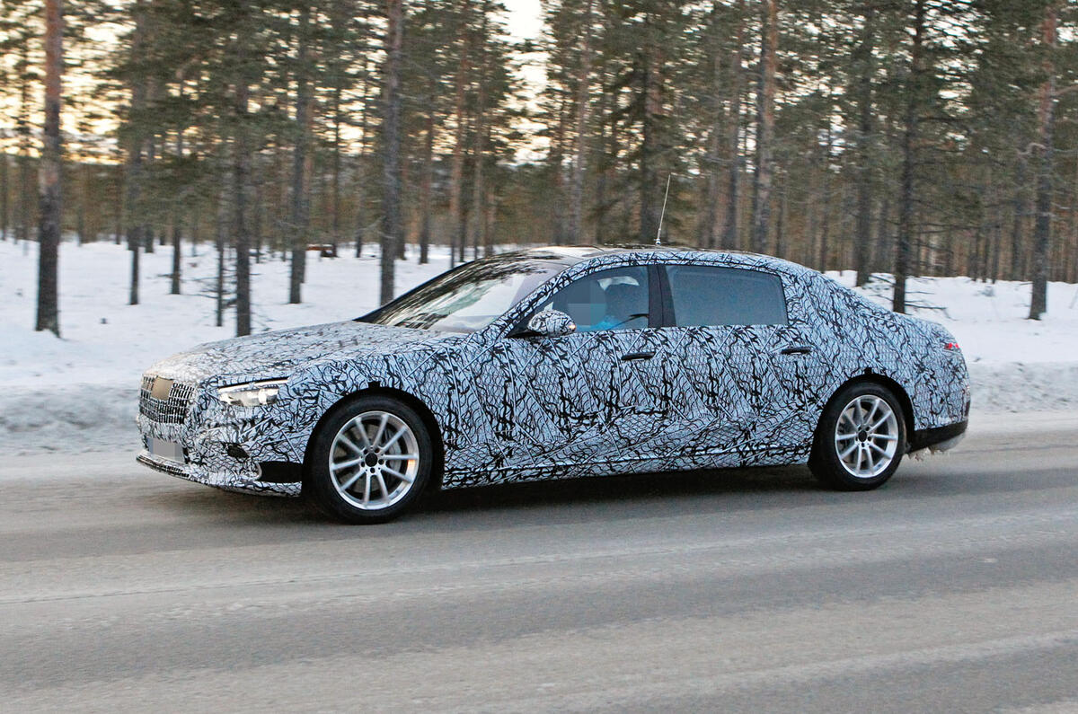 Mercedes-Benz S-Class spy shot 2020 - tracking side Mercedes-Benz S-Class spy shot 2020 - tracking side