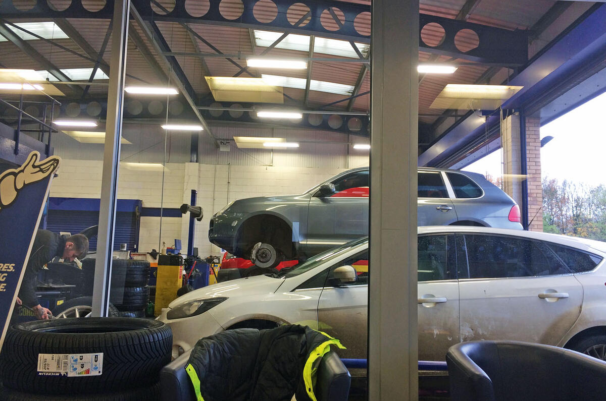 Porsche Cayenne - stationary side