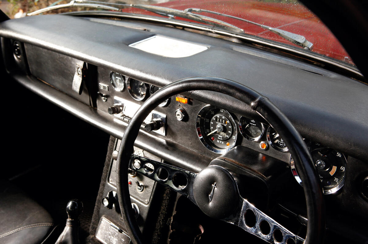 Reliant Scimitar GTE - interior