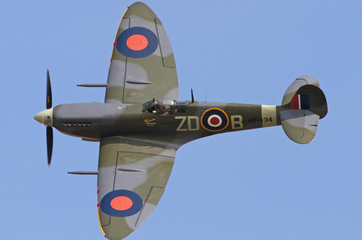 4 Spitfire LF IXC MH434 3a 6111327 Wiki Tony Hisgett