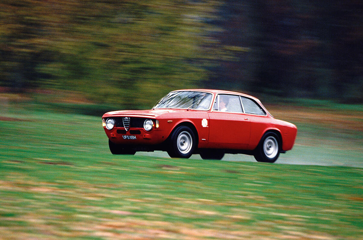 Alfa Romeo GTA - tracking side Alfa Romeo GTA - tracking side