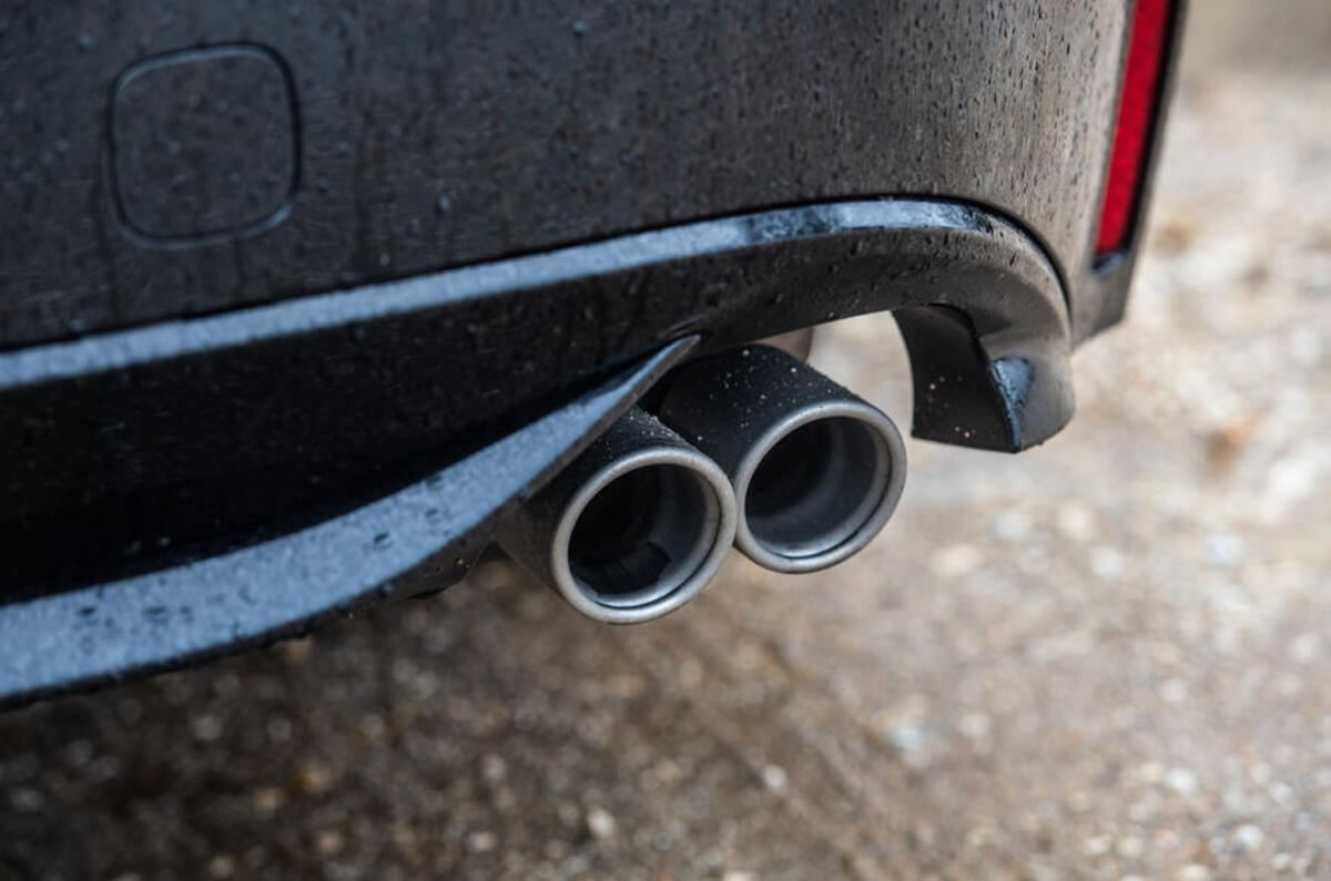 Toyota Corolla Touring Sports 2019 - exhausts