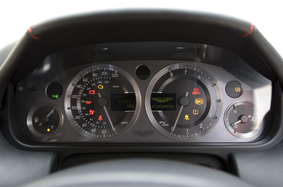 Aston Martin V8 Vantage 2005 - dials Aston Martin V8 Vantage 2005 - dials