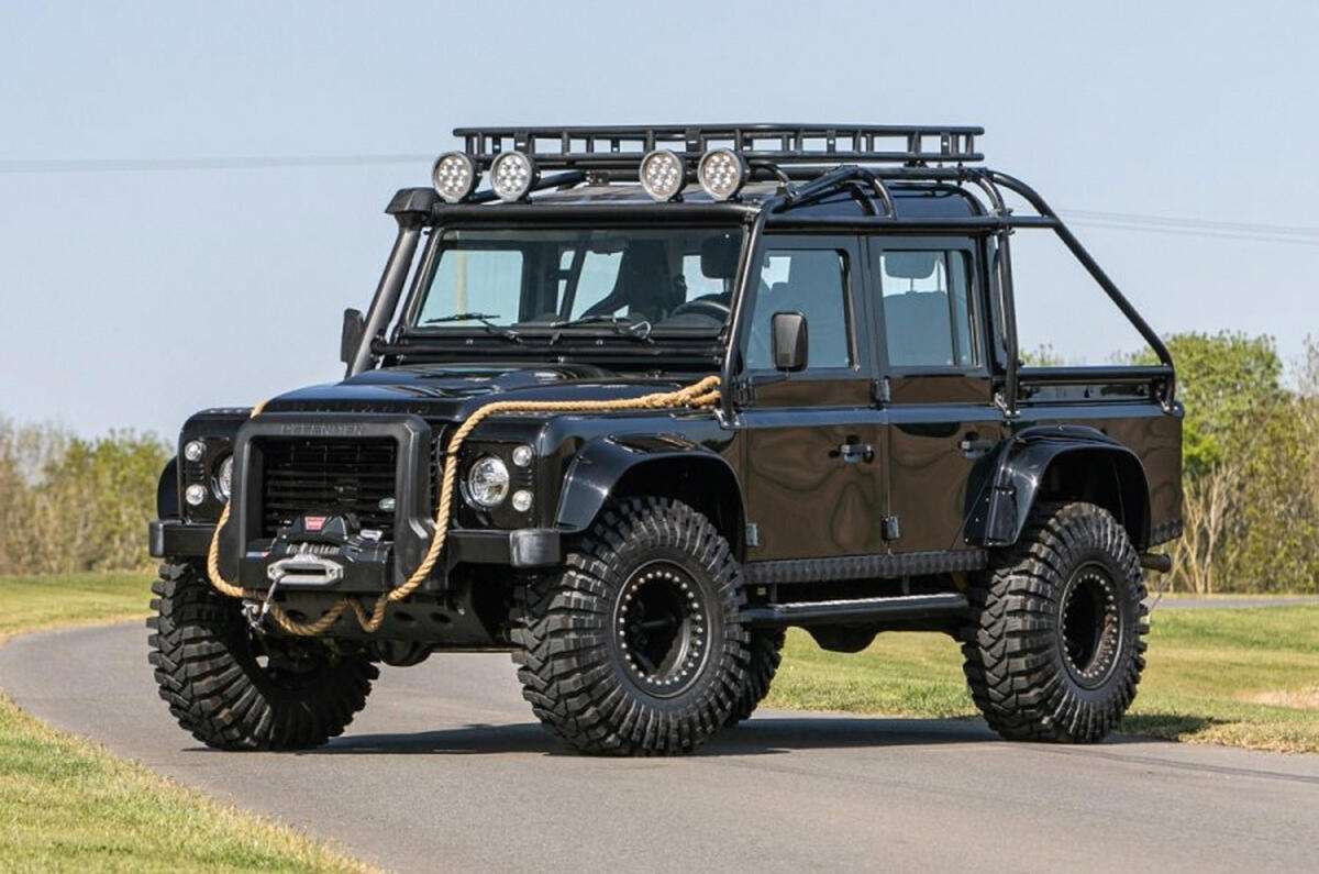 Land Rover Defender - front Land Rover Defender - front