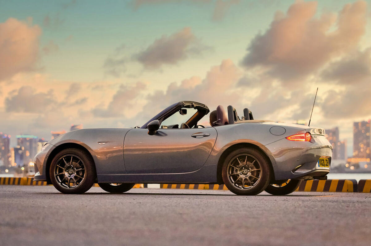 Mazda MX-5 R-Sport 2020 - static side Mazda MX-5 R-Sport 2020 - static side