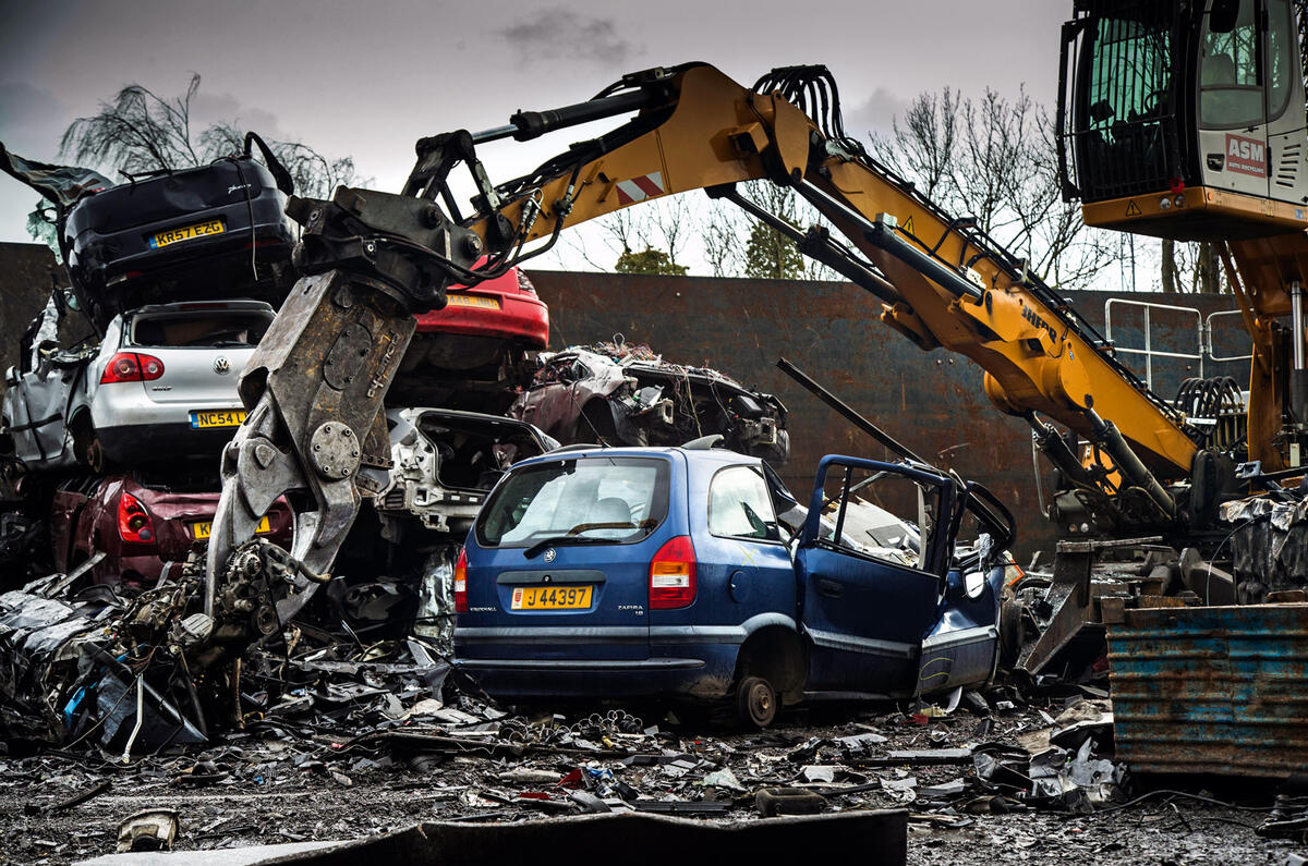 Vauxhall Zafira - smashed windows Vauxhall Zafira - smashed windows