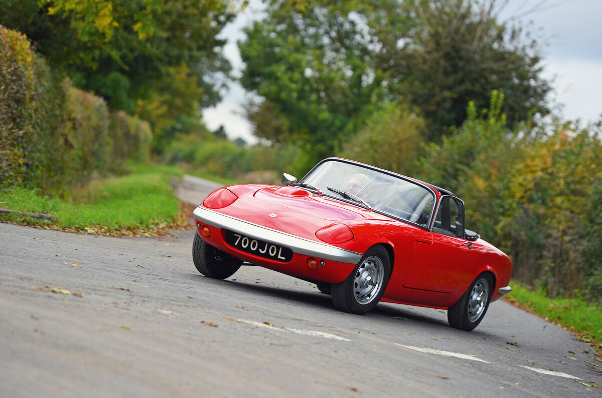 Lotus Elan (original) - tracking front Lotus Elan (original) - tracking front