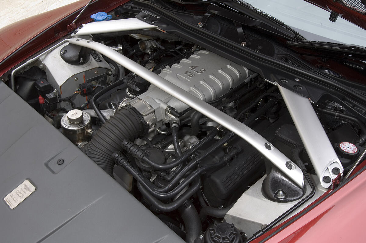 Aston Martin V8 Vantage 2005 - engine bay Aston Martin V8 Vantage 2005 - engine bay
