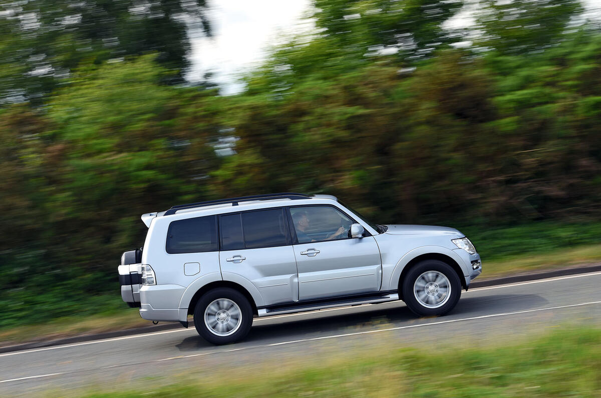Mitsubishi Shogun - tracking side