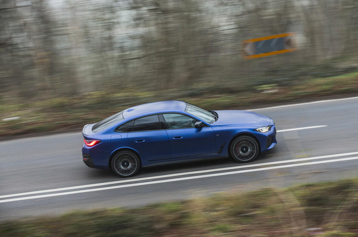 63 BMW i4 vs porsche taycan twin test bmw side pan