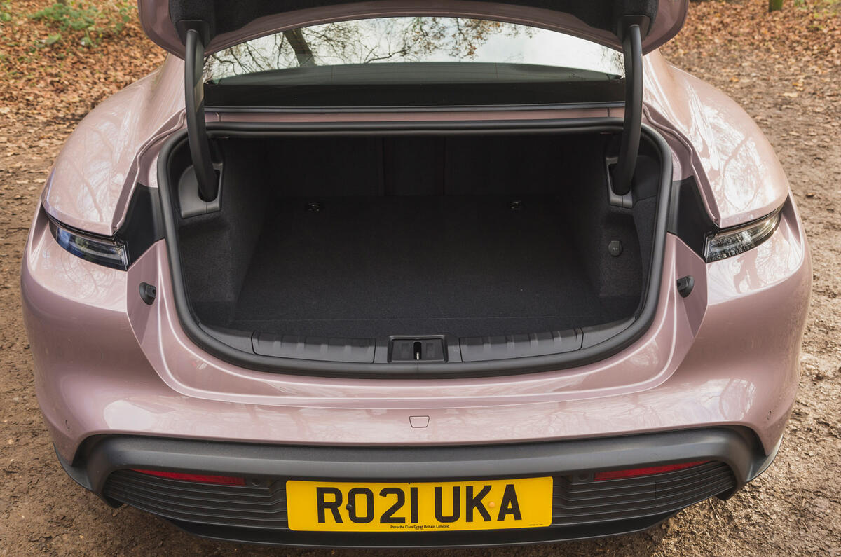 66 BMW i4 vs porsche taycan twin test porsche boot