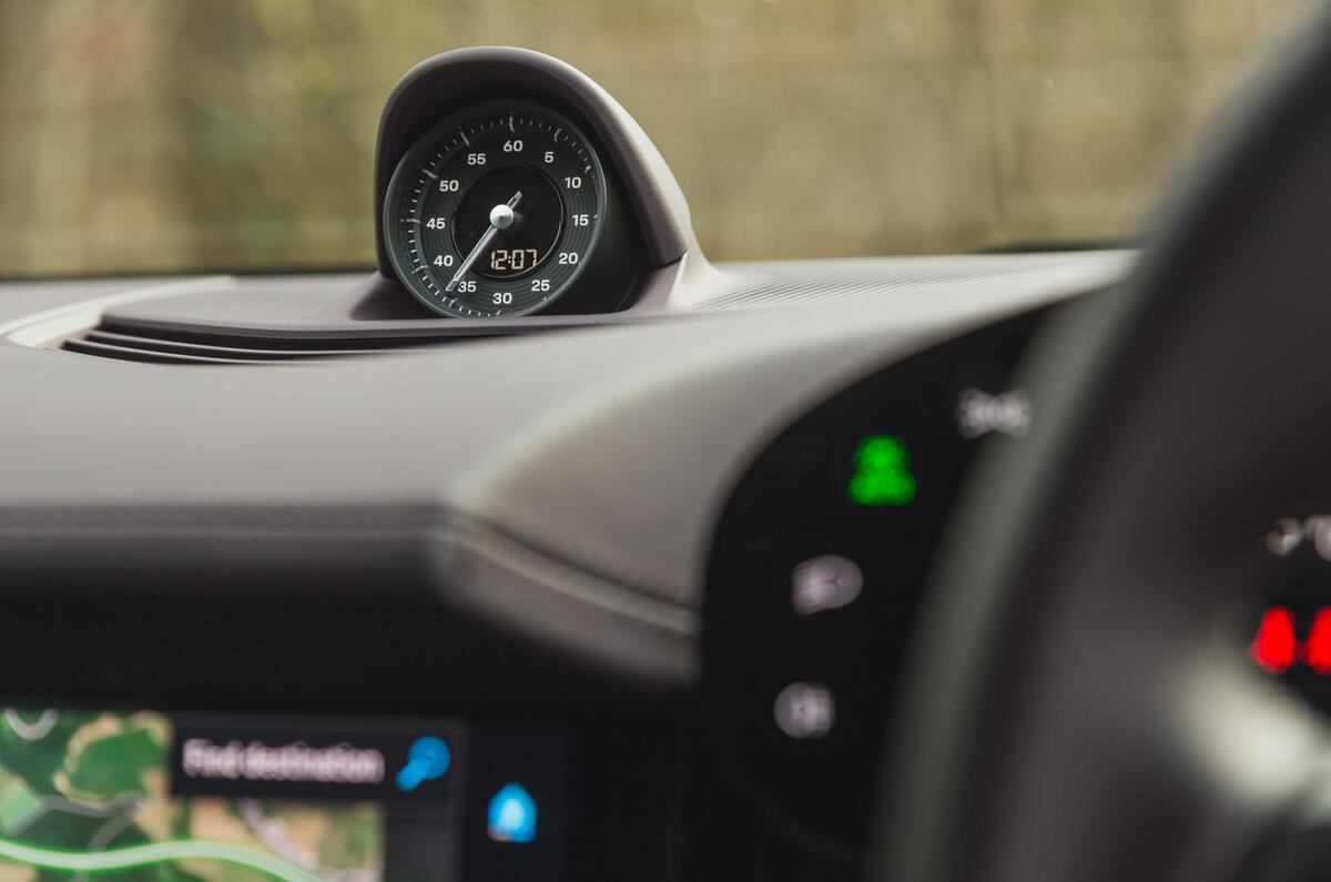 69 BMW i4 vs porsche taycan twin test porsche clock