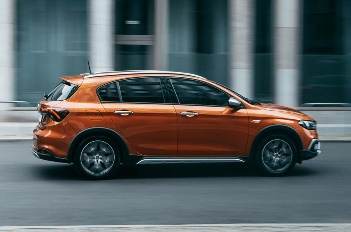 Fiat Tipo Cross - side Fiat Tipo Cross - side