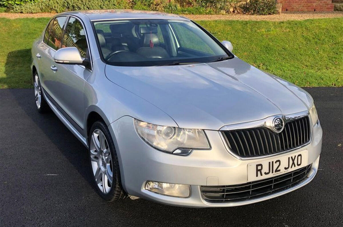 BMW 550i 2006 - stationary front Skoda Superb 4x4 2012 - stationary front