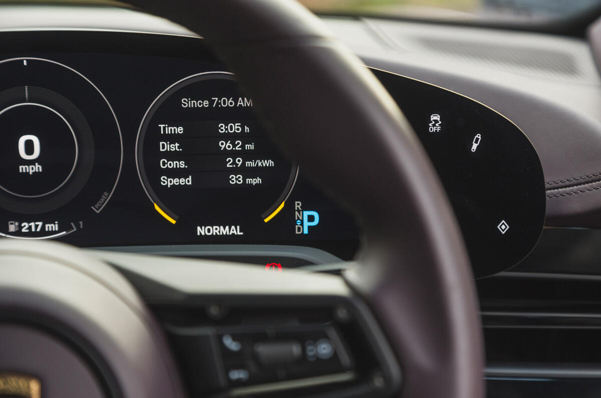 70 BMW i4 vs porsche taycan twin test porsche infotainment