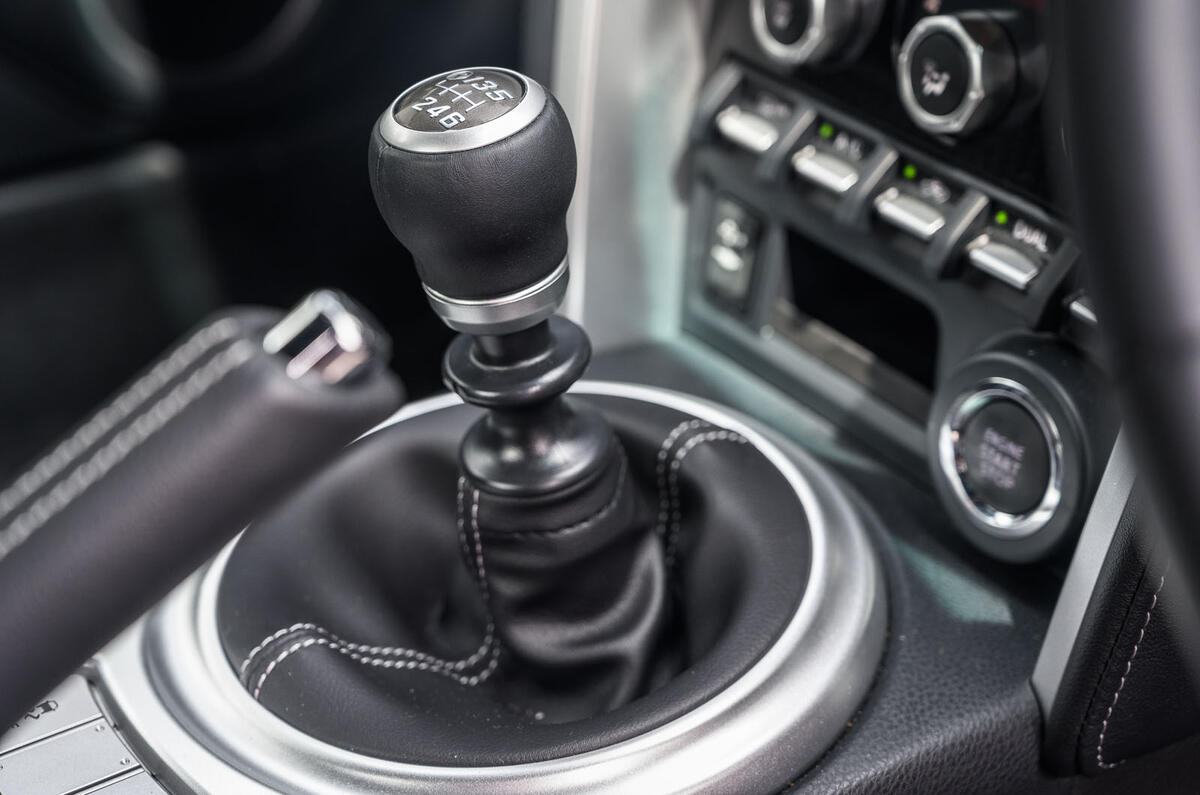 Naturally aspirated group test - Toyota gearstick