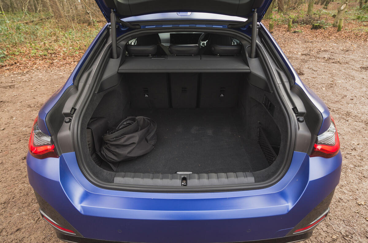 73 BMW i4 vs porsche taycan twin test bmw boot