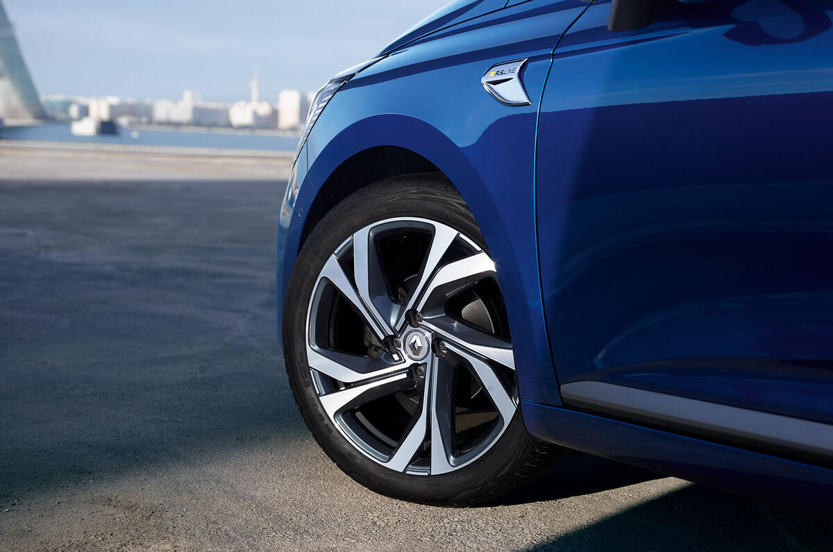 Renault Clio 2019 Autocar studio static - RS Line alloy wheels