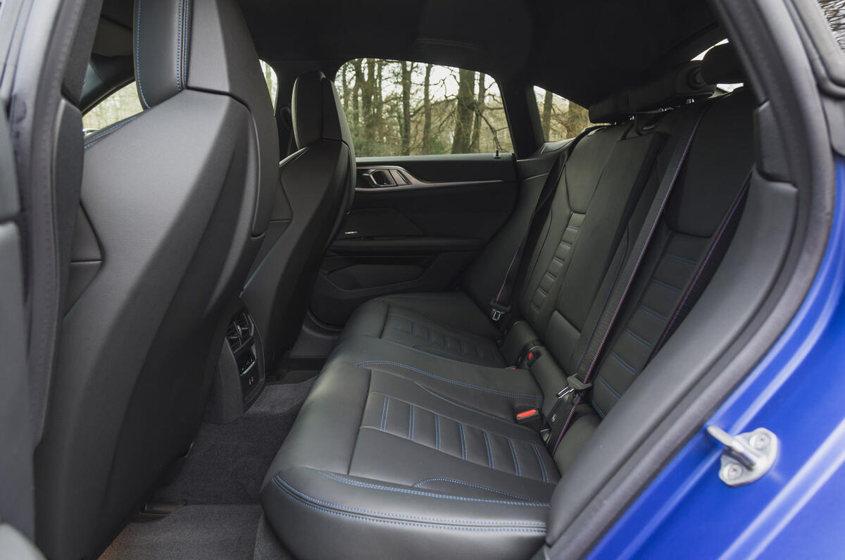 74 BMW i4 vs porsche taycan twin test bmw rear seats