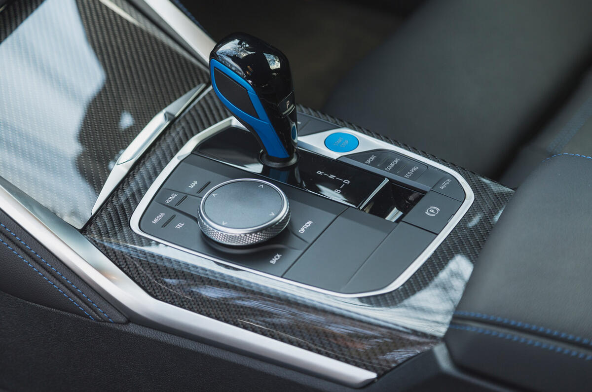 75 BMW i4 vs porsche taycan twin test bmw centre console