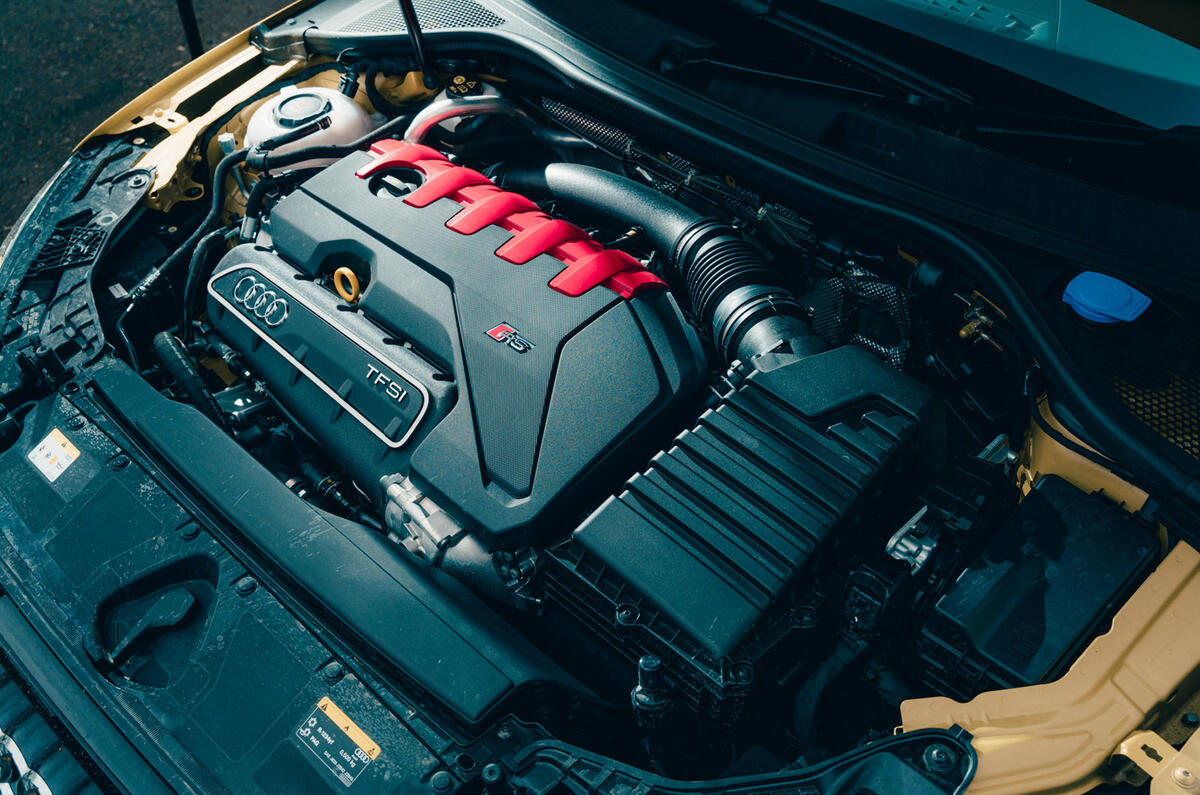 77 BMW M3 vs Audi RS3 saloon 2021 engine