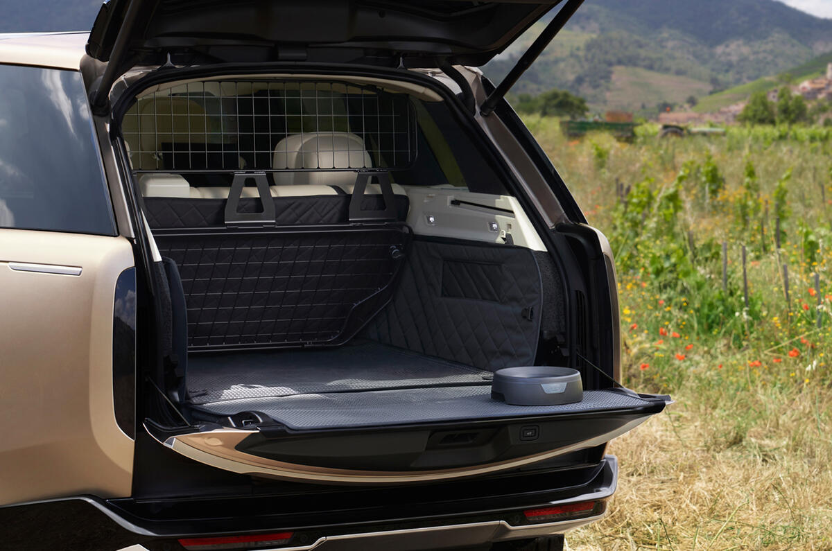78 Land Rover Range Rover 2021 official reveal images boot 78 Land Rover Range Rover 2021 official reveal images boot