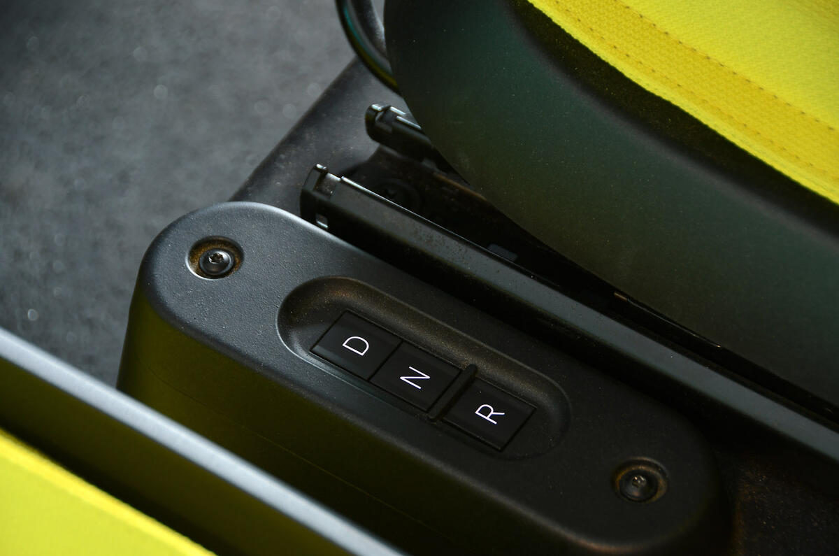 79 Citroen Ami Beach 2022 drive Autocar gear selector 79 Citroen Ami Beach 2022 drive Autocar gear selector