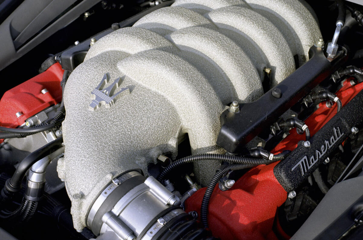 Maserati Coupe 2003 - engine