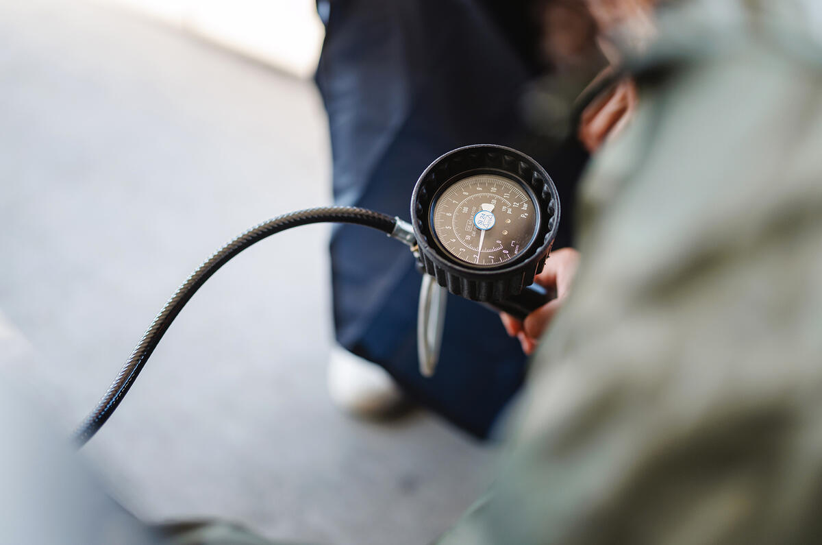 Tyre pressure gauge