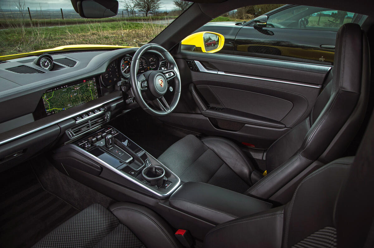 Porsche 911 Carrera 4S 2020 - interior Porsche 911 Carrera 4S 2020 - interior