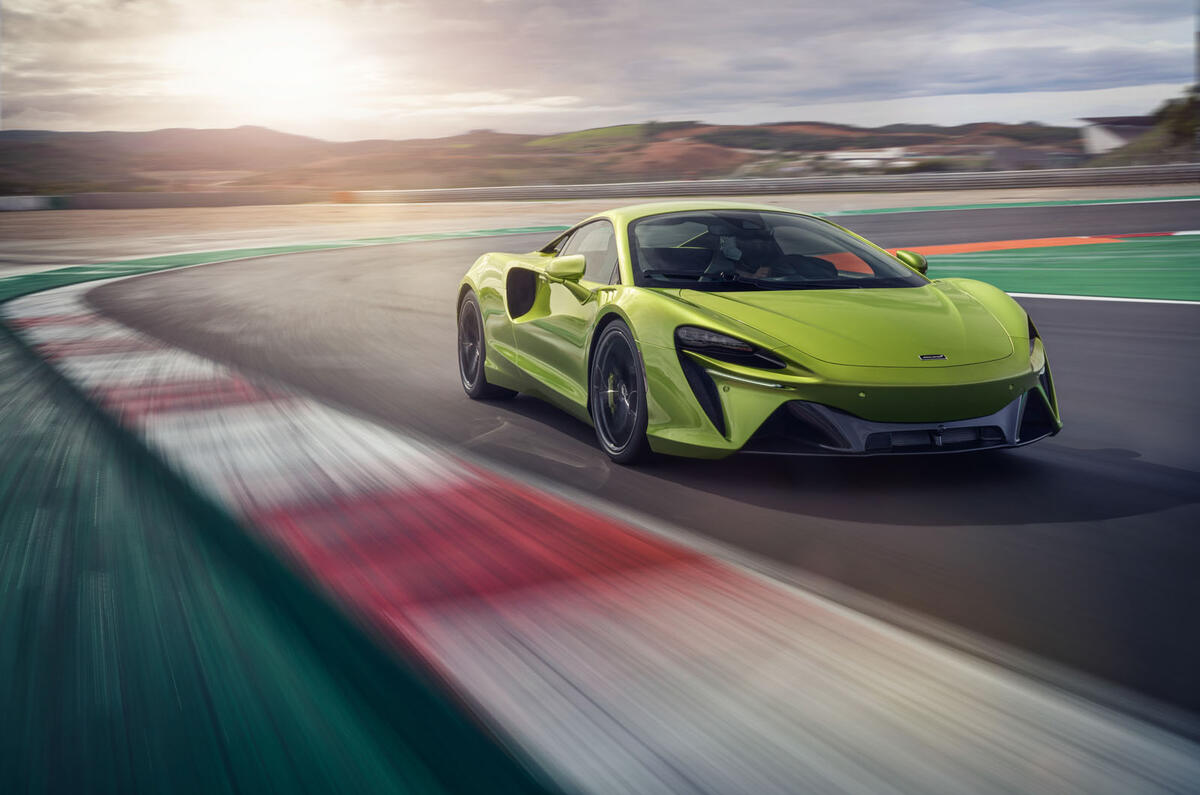 80 McLaren Artura 2021 press images track front 80 McLaren Artura 2021 press images track front