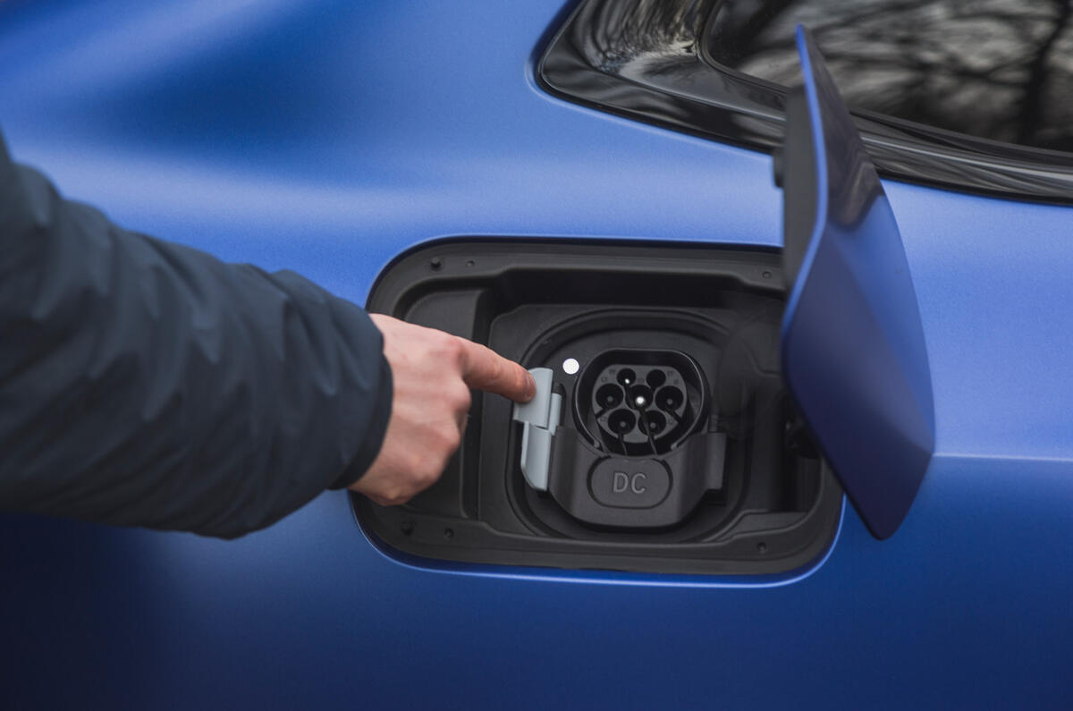 81 BMW i4 vs porsche taycan twin test bmw charging port