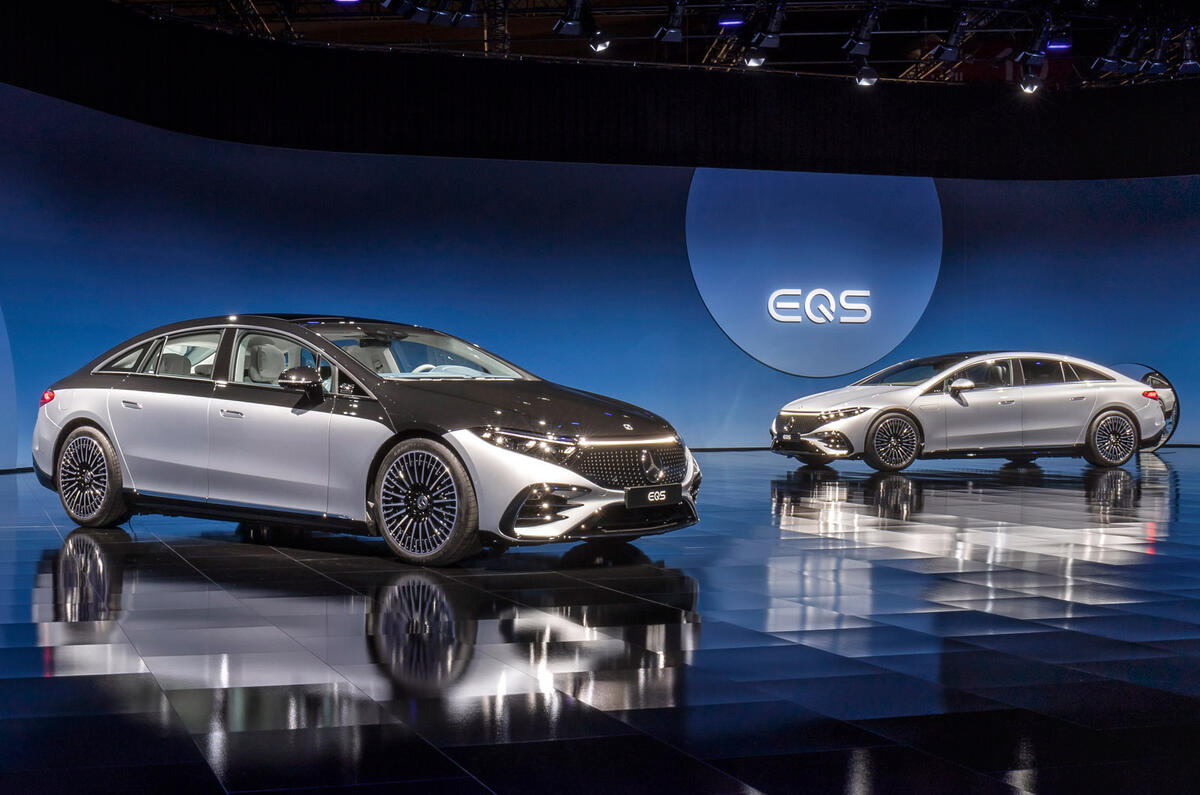 81 Mercedes EQS official reveal images pair