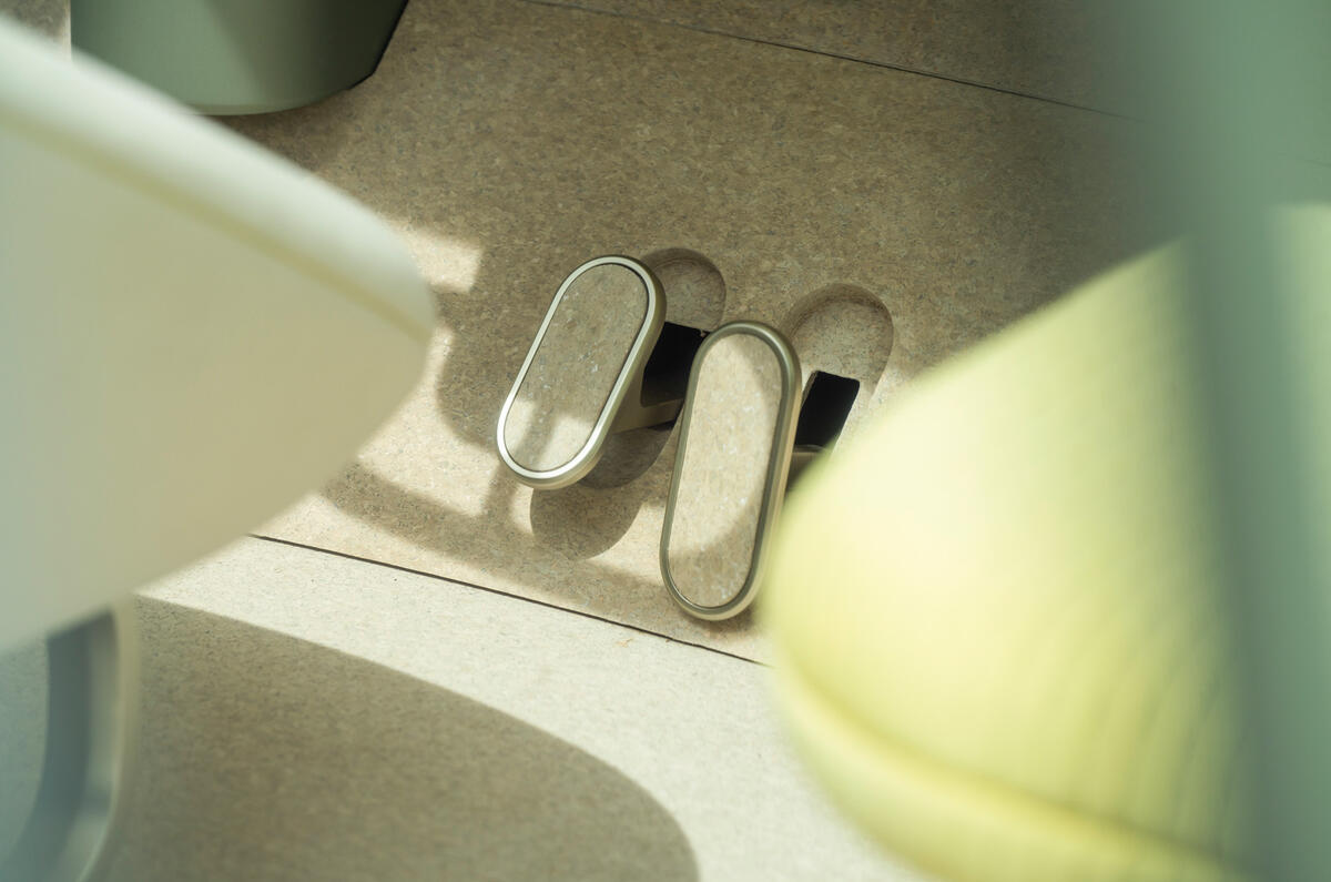 81 Mini Urbanaut 2021 concept studio pedal 81 Mini Urbanaut 2021 concept studio pedal