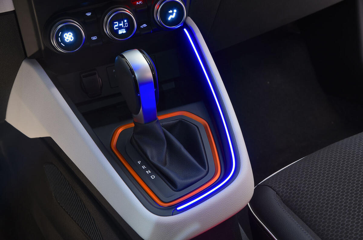 Renault Clio 2019 Autocar studio static - ambient lighting