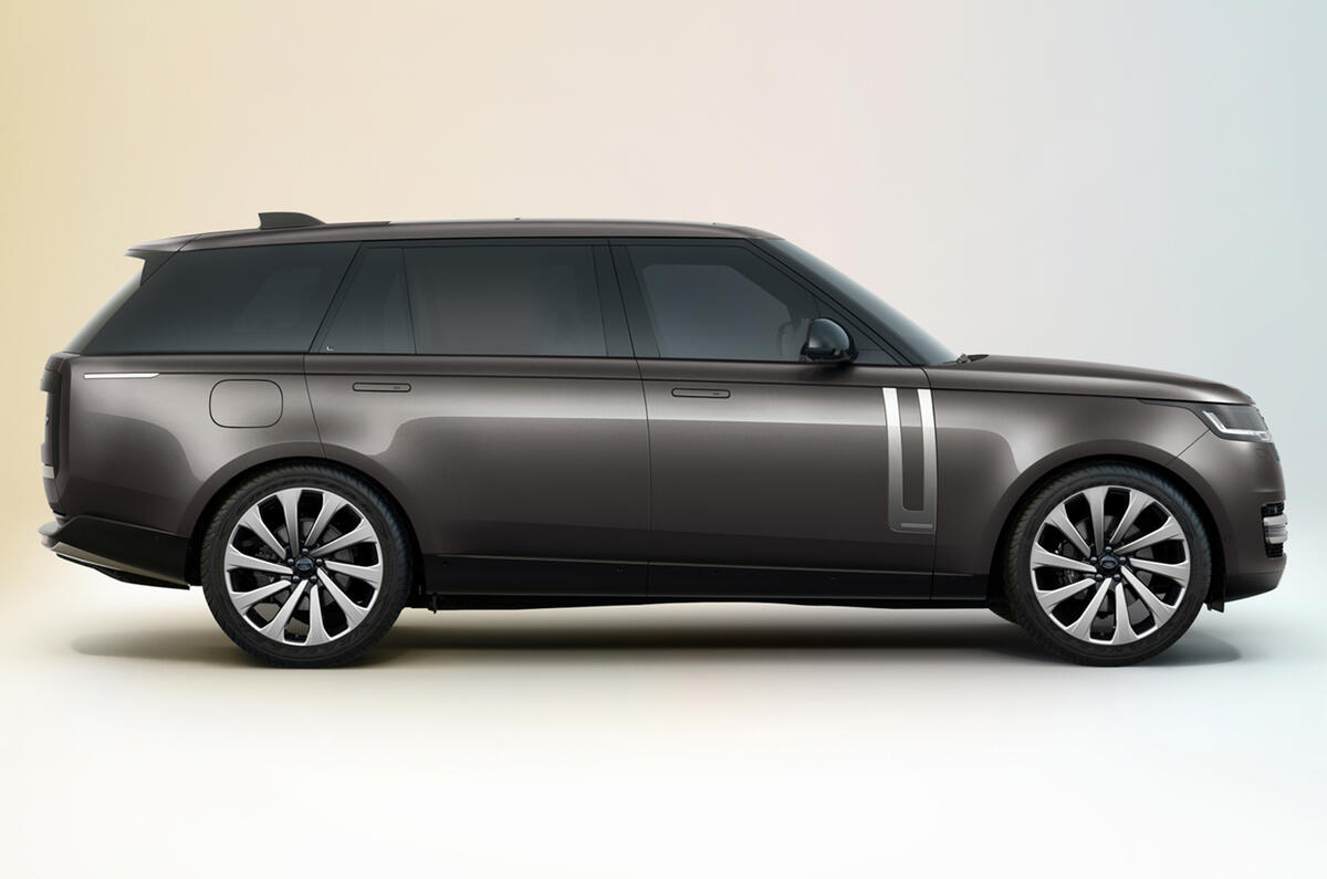 82 Land Rover Range Rover 2021 official reveal images LWB side 82 Land Rover Range Rover 2021 official reveal images LWB side
