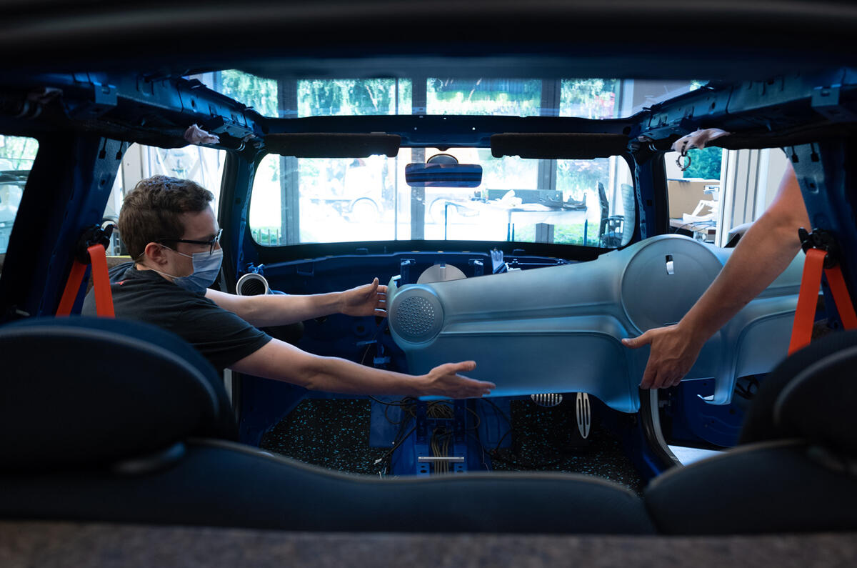 82 Mini Strip Paul Smith official images fitting 82 Mini Strip Paul Smith official images fitting