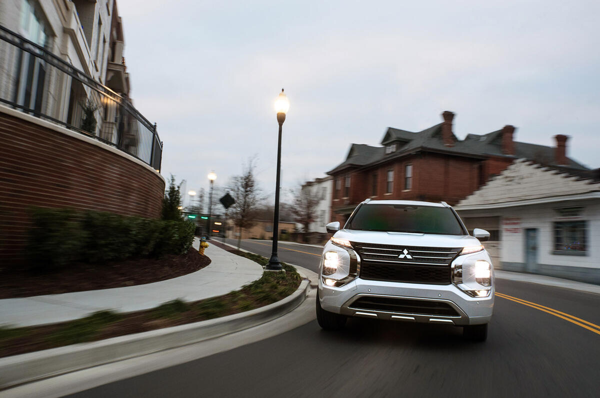 82 Mitsubishi Outlander 2021 official images on road nose 82 Mitsubishi Outlander 2021 official images on road nose