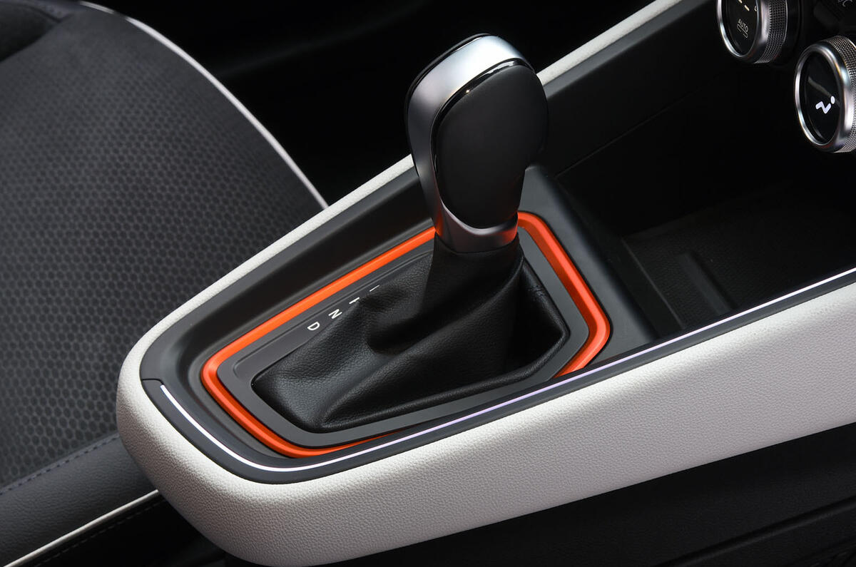 Renault Clio 2019 Autocar studio static - gearstick