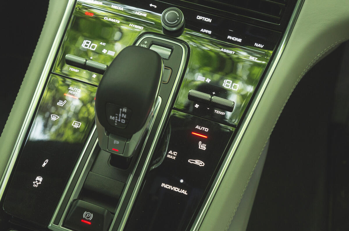 82 super estate triple test 2021 porsche centre console 82 super estate triple test 2021 porsche centre console