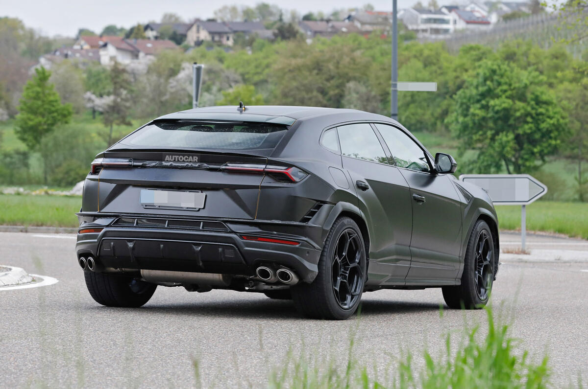 82 Lamborgini Urus side 82 Lamborgini Urus side