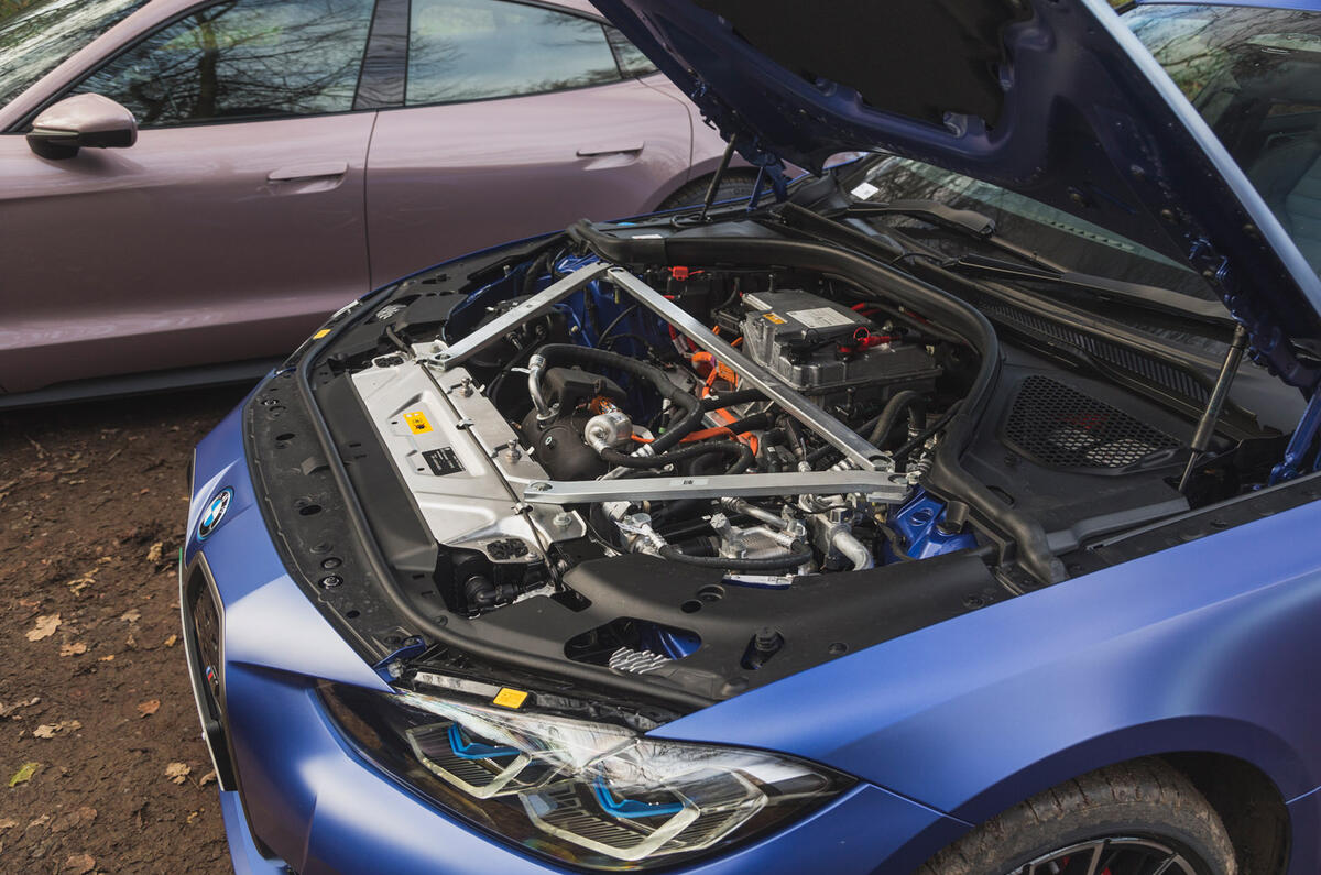 83 BMW i4 vs porsche taycan twin test BMW motor