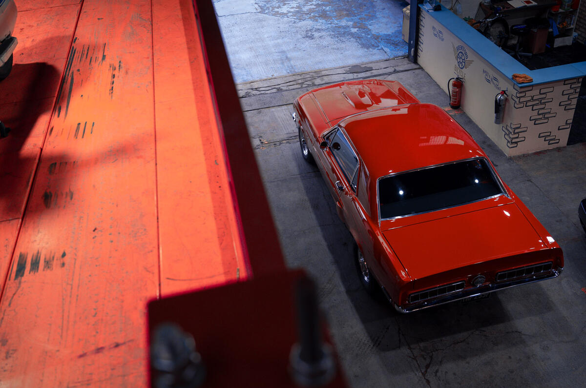 83 Duke of London Autocar visits red