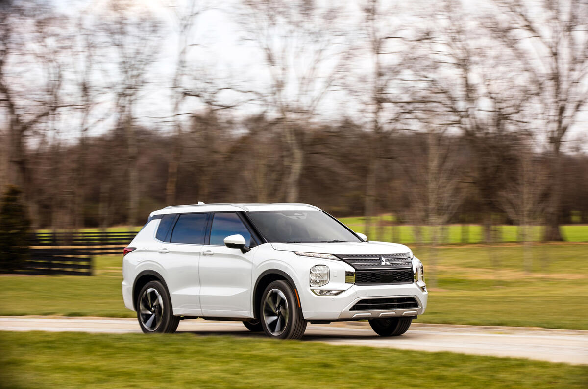 83 Mitsubishi Outlander 2021 official images tracking front 83 Mitsubishi Outlander 2021 official images tracking front
