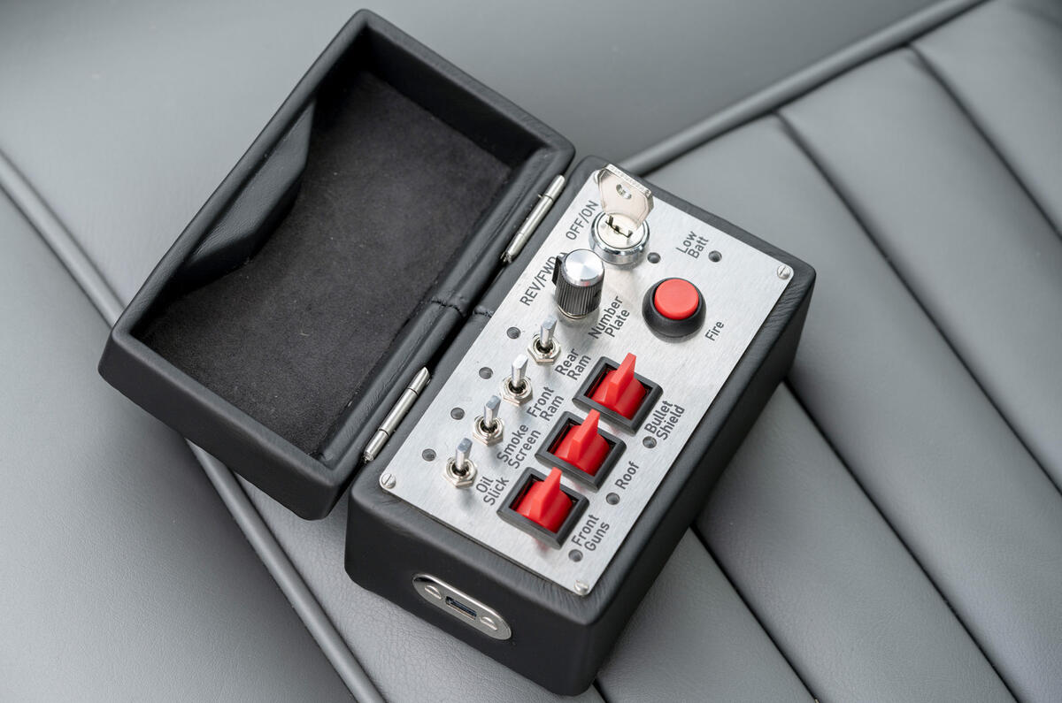 84 Aston Martin DB5 Goldfinger road test 2021 gadget controls 84 Aston Martin DB5 Goldfinger road test 2021 gadget controls