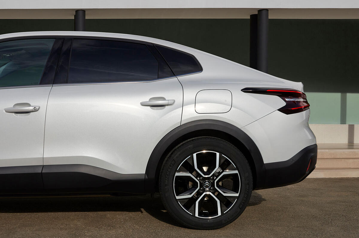 84 citroen e c4x side profile 2022