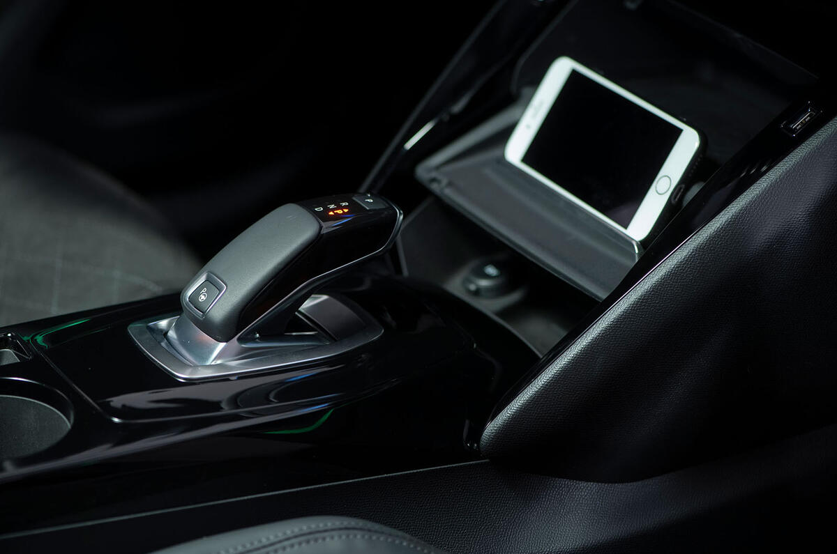 Peugeot e-2008 reveal studio - gearstick